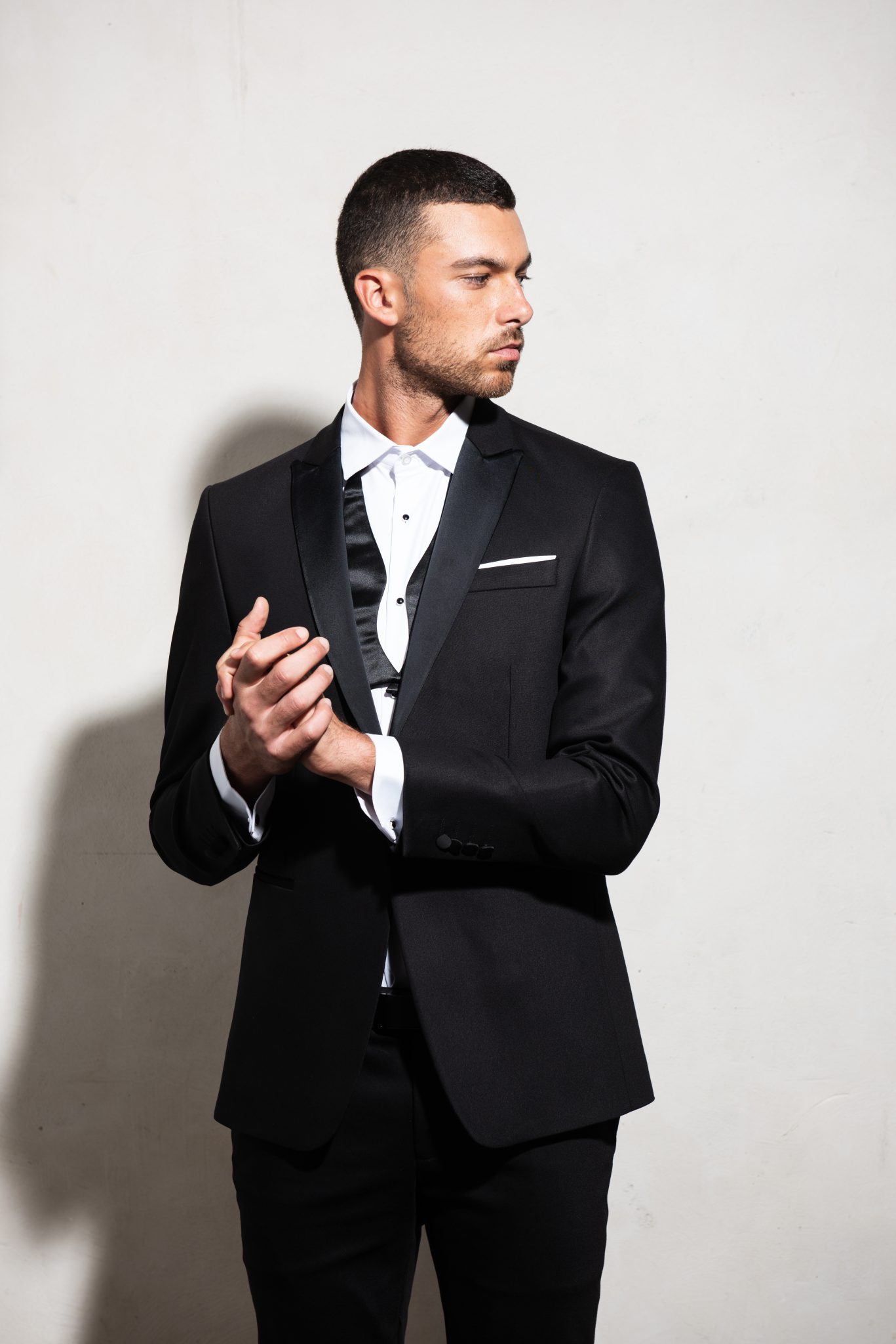 חליפת טוקסידו שחורה לגבר